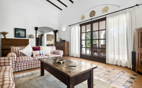 Salón con acceso a porche amueblado